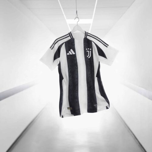 Image de l'article L'histoire du maillot de la Juventus : d'où viennent les bandes noires et blanches ?