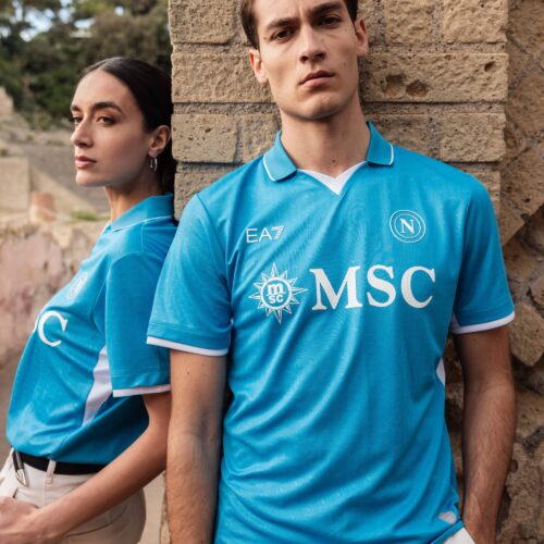 Image de l'article Naples dévoile son nouveau maillot EA7 et sa nouvelle identité graphique