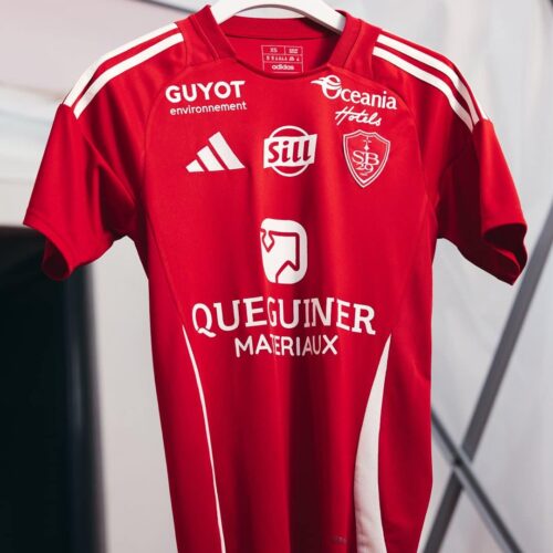 Image de l'article Un maillot domicile ultra basique pour le Stade Brestois