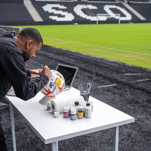 Image de l'article Un artiste transforme les ballons de Ligue 1 en oeuvre d'art
