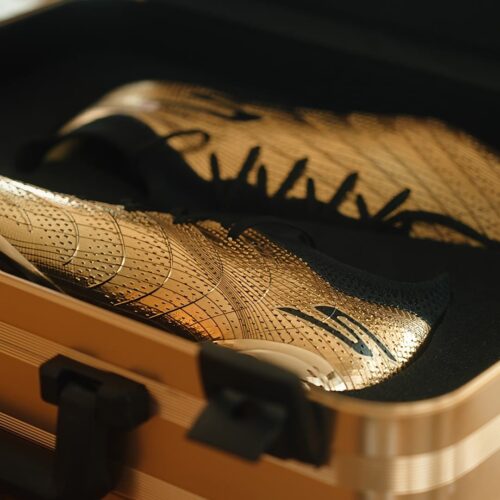 Image de l'article Kane reçoit des crampons Skechers en or et en édition ultra limitée