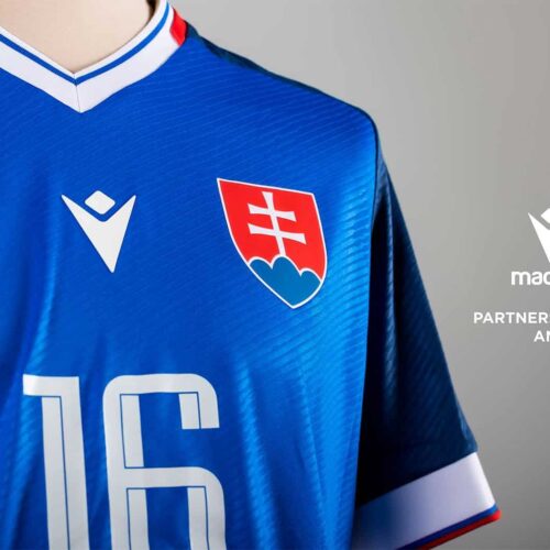 Image de l'article La Slovaquie passe chez Macron et dévoile ses nouveaux maillots