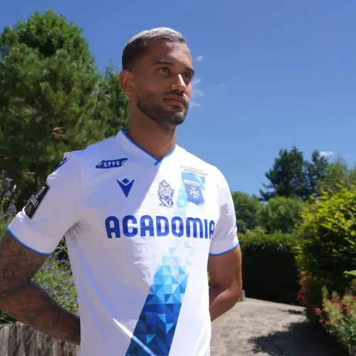 Image de l'article Auxerre présente ses maillots pour la saison 2024-2025