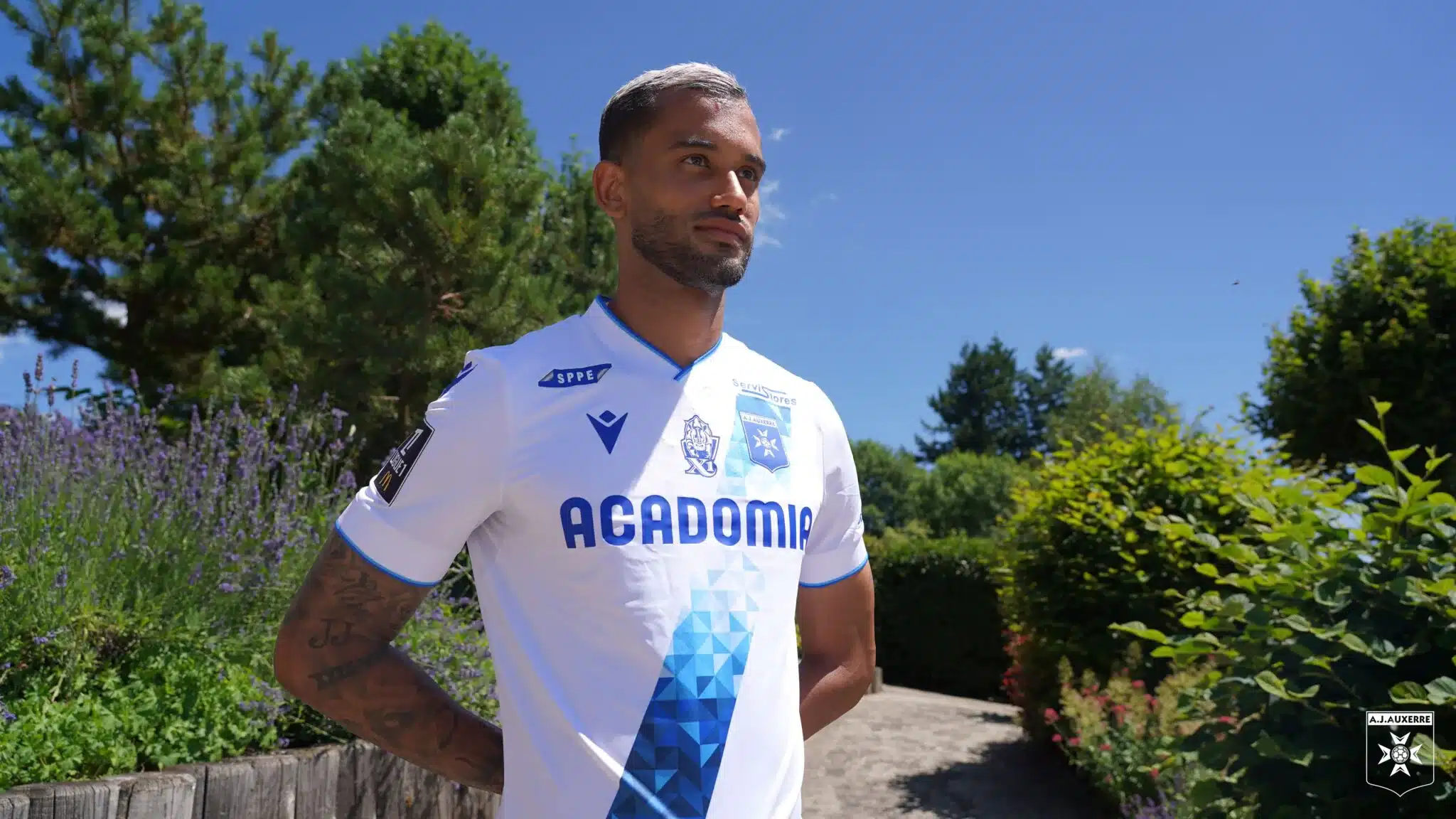 maillot-auxerre-2024-2025-domicile-macron-1