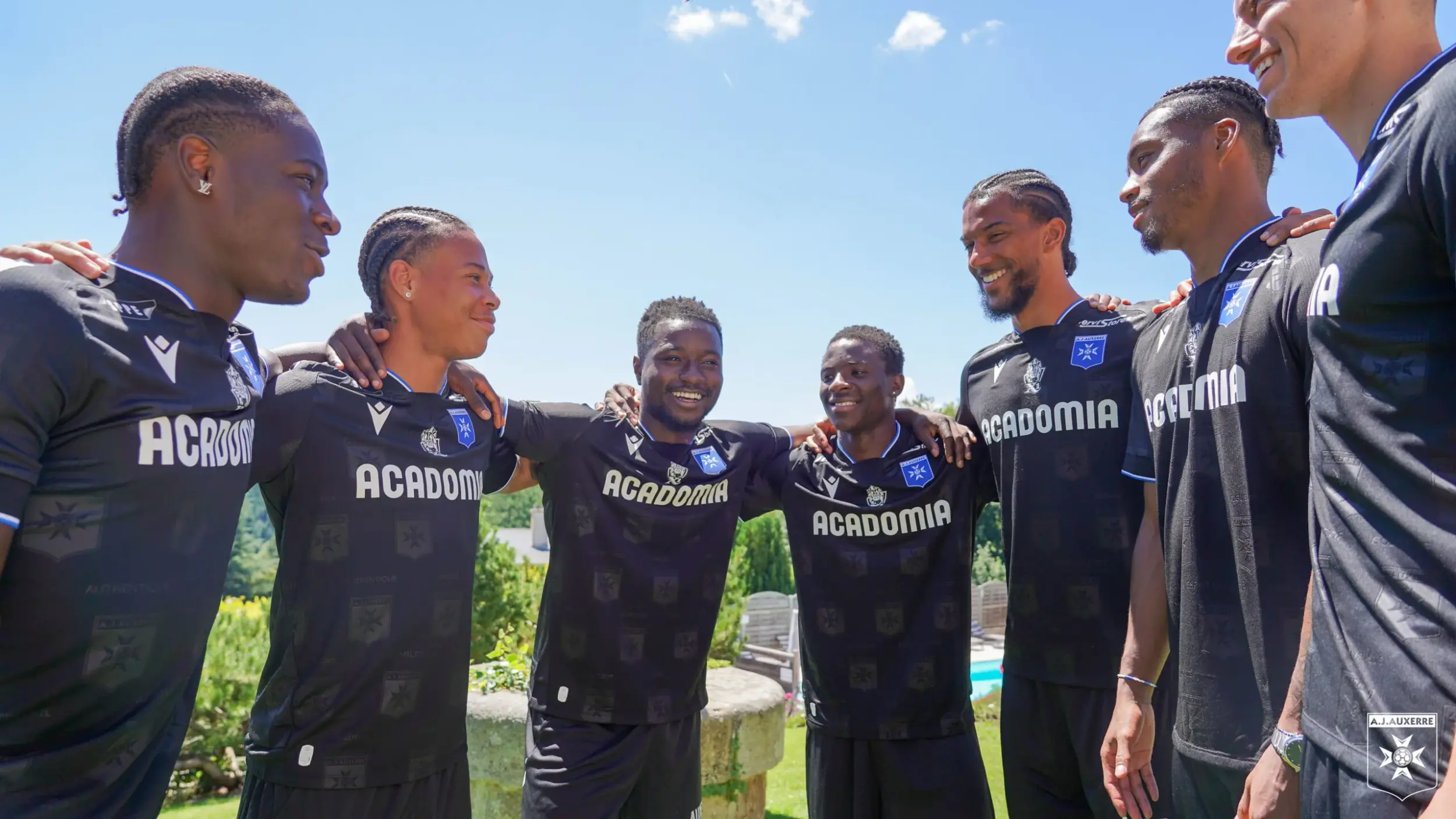 maillot-auxerre-2024-2025-exterieur-macron-1