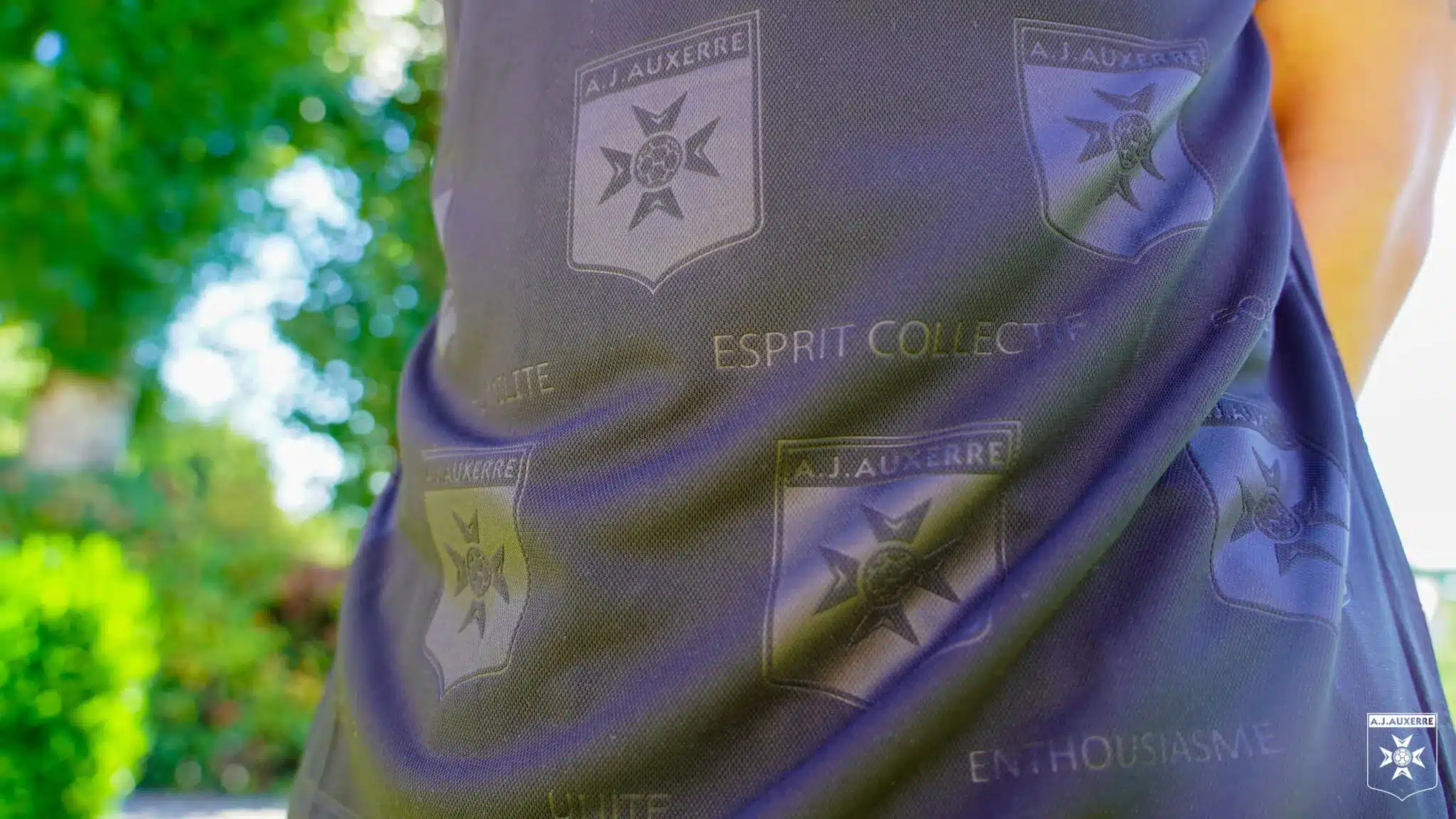 maillot-auxerre-2024-2025-exterieur-macron-3