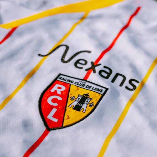 Image de l'article Lens : un maillot third 24/25 avec des rayures Sang et Or