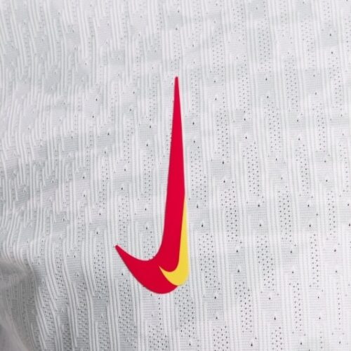 Image de l'article Pourquoi le logo de Nike est à la verticale sur les maillots de foot ?