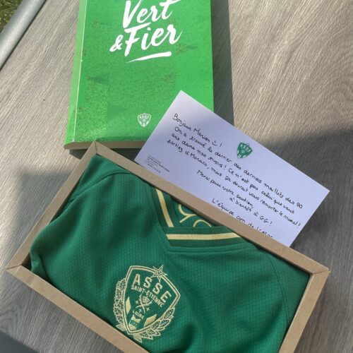 Image de l'article Quand l'ASSE permet à une supportrice de remettre la main sur un maillot collector