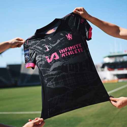 Image de l'article Le maillot third de Chelsea inspiré de l'époque punk