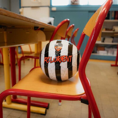 Image de l'article Quand le club de Lorient offre des ballons aux écoles primaires de la ville