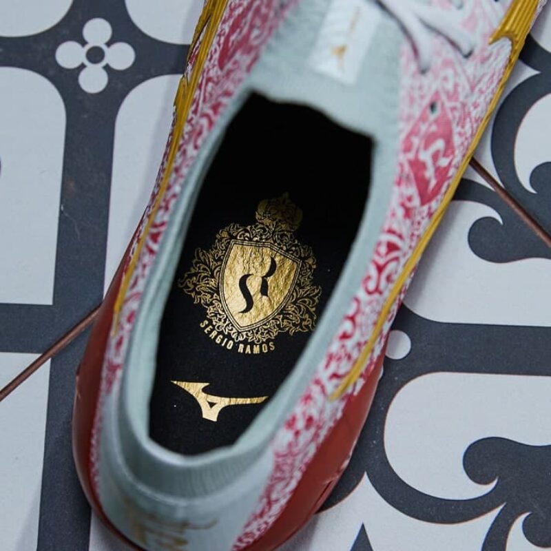 crampons mizuno sergio ramos