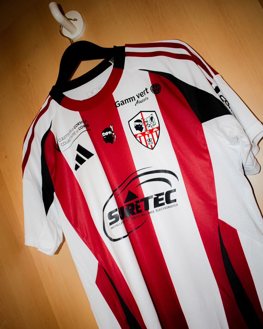 maillot ajaccio 2024 2025 différents sponsors adidas