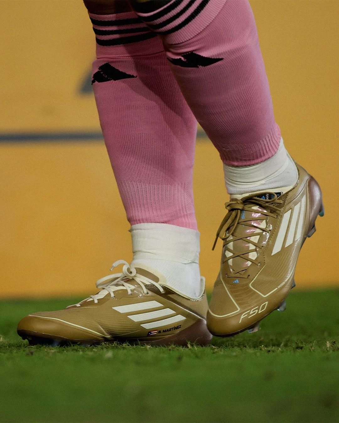 chaussure crampons signature lionel messi bad bunny f50 adidas