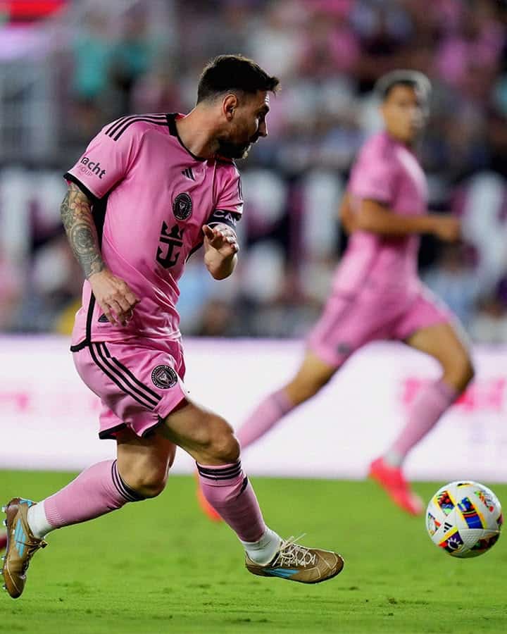 chaussure crampons signature lionel messi bad bunny f50 adidas