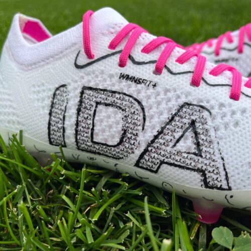 Image de l'article IDA Sports dévoile des crampons en soutien à la lutte contre le cancer du sein