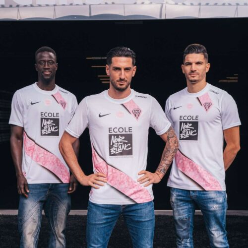 Image de l'article Angers dévoile un maillot Octobre Rose pour son match contre Saint-Etienne
