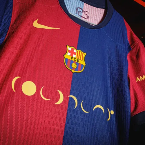 Image de l'article Coldplay s'invite sur le maillot du Barça pour le Clasico