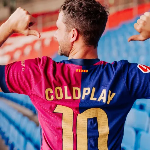 Image de l'article Ce supporter achète pour 8000€ de maillots du Barça x Coldplay !