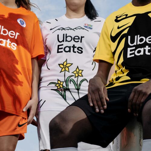 Image de l'article 50 clubs amateurs reçoivent des maillots personnalisés grâce à la FFF et Uber Eats