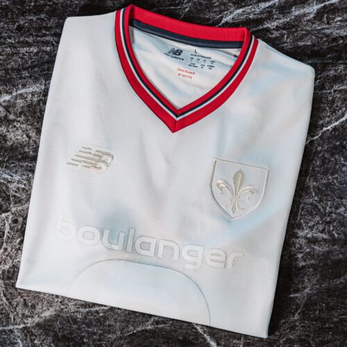 Image de l'article Le LOSC dévoile son maillot anniversaire qui est une pièce de collection