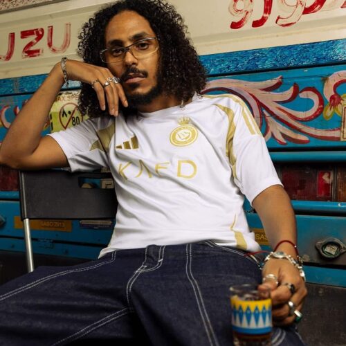 Image de l'article adidas dévoile le maillot third d'Al-Nassr : une tunique blanche et dorée