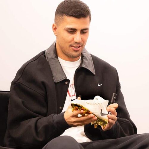 Image de l'article Rodri reçoit (enfin) sa paire spéciale pour le récompenser de son Ballon d'Or