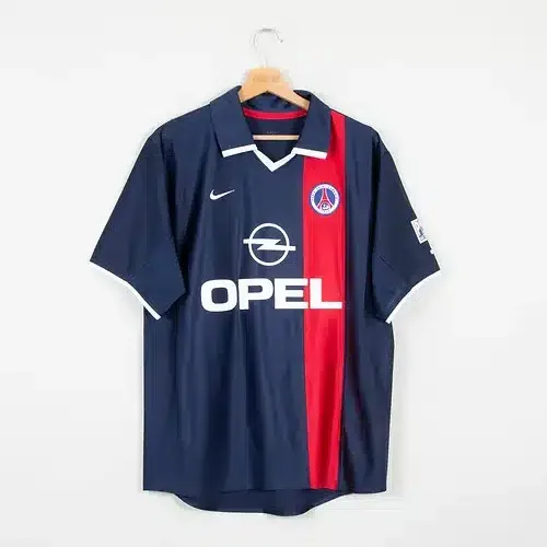 Image de l'article Le maillot domicile du PSG 2001-2002 porté par Ronaldinho a été réédité