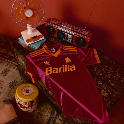 Image de l'article L'AS Roma réédite son maillot de 1992 autour d'une collection lifestyle