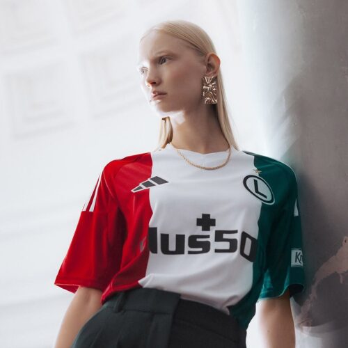 Image de l'article Le quatrième maillot du Legia Varsovie ne répond pas aux règles de l'UEFA