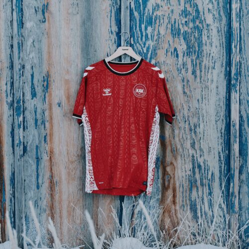 Image de l'article Le Groenland dévoile un maillot chargé de symboles avec hummel
