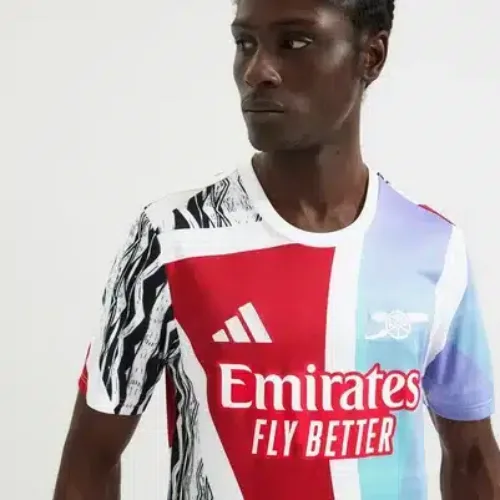 Image de l'article Arsenal sort un maillot pré-match aux couleurs de ses 3 maillots de la saison