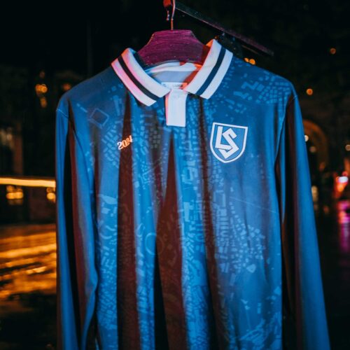 Image de l'article Le FC Lausanne-Sport dévoile un troisième maillot inspiré de la ville