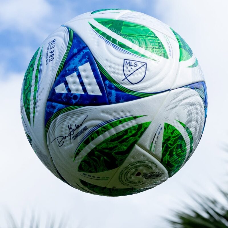 Ballon De Football – Neuf, Emballage D'origine, Prêt à Marquer Des Buts !