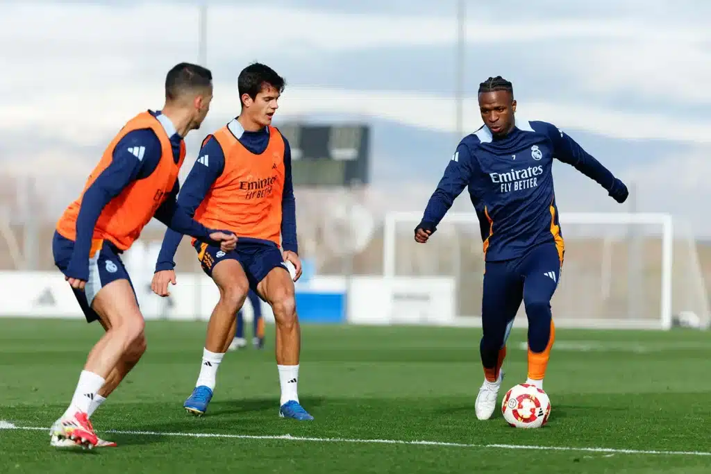 chaussure de foot crampons signatures vinicius the best 2024 2025 nike mercurial