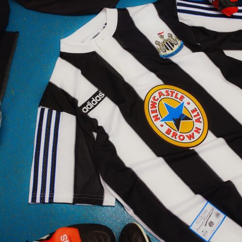 Image de l'article Newcastle et adidas rééditent l'iconique maillot de 1995 !