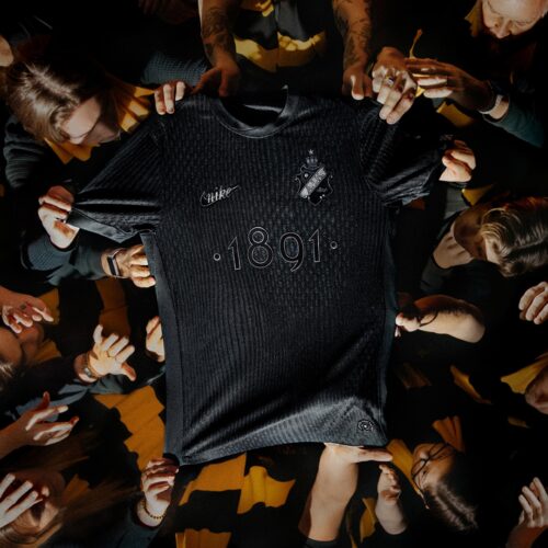 Image de l'article Le club de l’AIK Solna dévoile encore un maillot incroyable inspiré d'un smoking