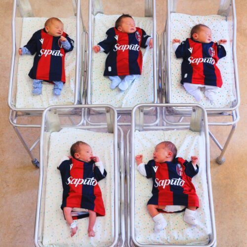 Image de l'article Le club de Bologne offre un maillot à tous les bébés qui naissent dans la ville !