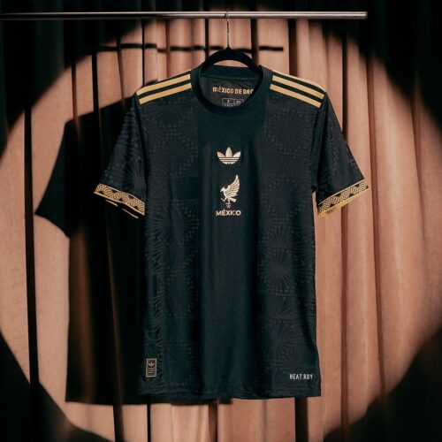 Image de l'article Le Mexique dévoile un incroyable maillot noir/or, inspiré par les Mariachis