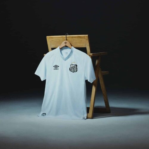 Image de l'article Le nouveau maillot 25/26 du Santos FC de Neymar dévoilé par Umbro