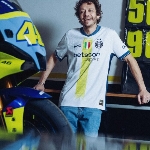 Image de l'article L'Inter Milan dévoile un maillot spécial en l'honneur de Valentino Rossi !