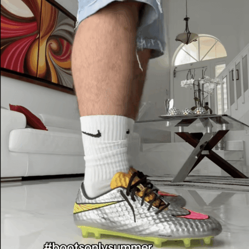 Image de l'article BootsOnlySummer : c'est quoi cette trend de porter des crampons dans la rue ?