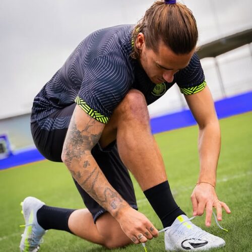 Image de l'article Pourquoi Griezmann va porter des crampons avec deux pieds de couleurs différentes ?