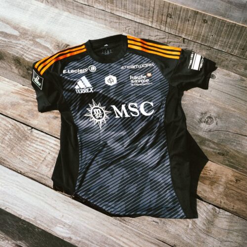 Image de l'article Annecy et adidas TERREX innovent sur un maillot inspiré par l’outdoor