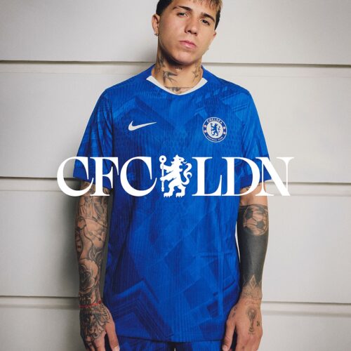 Image de l'article Chelsea présente son maillot domicile 2025-2026, un hommage à l’architecture de Londres