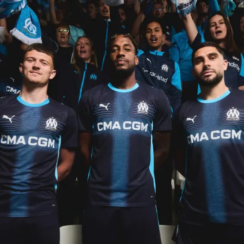 Image de l'article Une croix d’azur sur le maillot extérieur de l’OM 2025-2026
