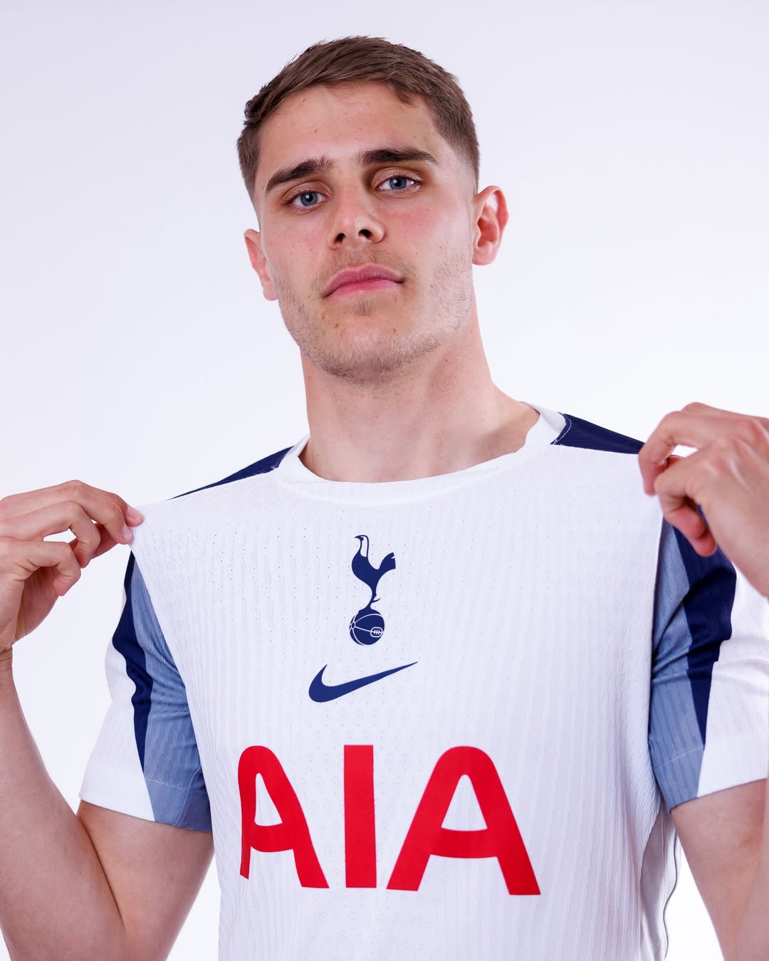  Nike dévoile le maillot domicile 2025-2026 de Tottenham Motiv 