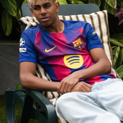 Image de l'article Pourquoi le flocage de Lamine Yamal n'est pas dispo sur le nouveau maillot du Barça ?