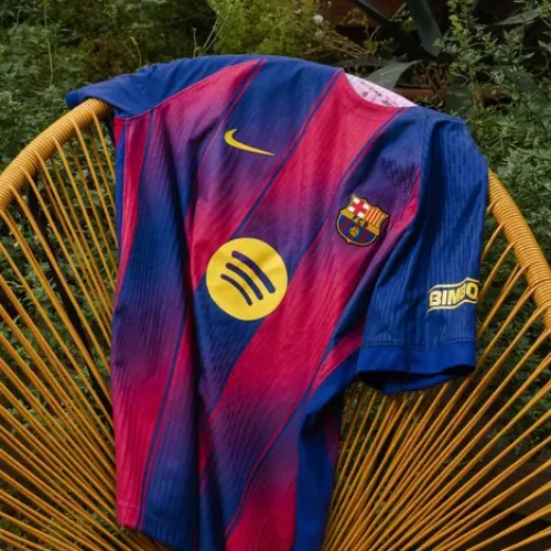 Image de l'article Nike réinvente encore les bandes sur le maillot du Barça 2025-2026