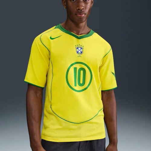 Image de l'article Nike réédite l'incroyable maillot du Brésil 2004 et son template Total 90 !